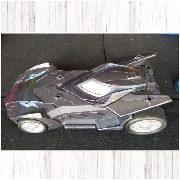 12" Batman with Batmobile - Picture 3 of 7